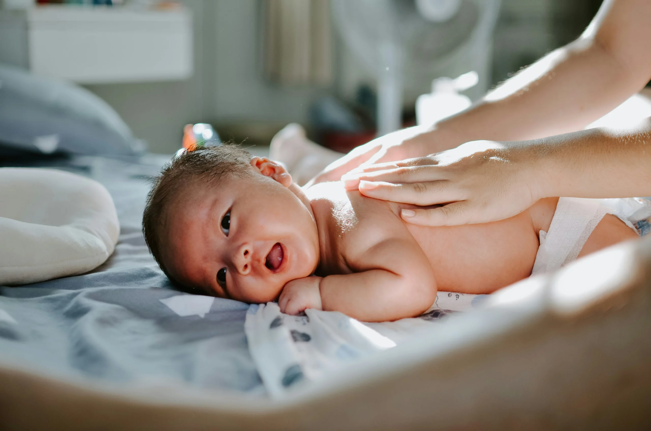 Massage de bébé allongé sur le dos
