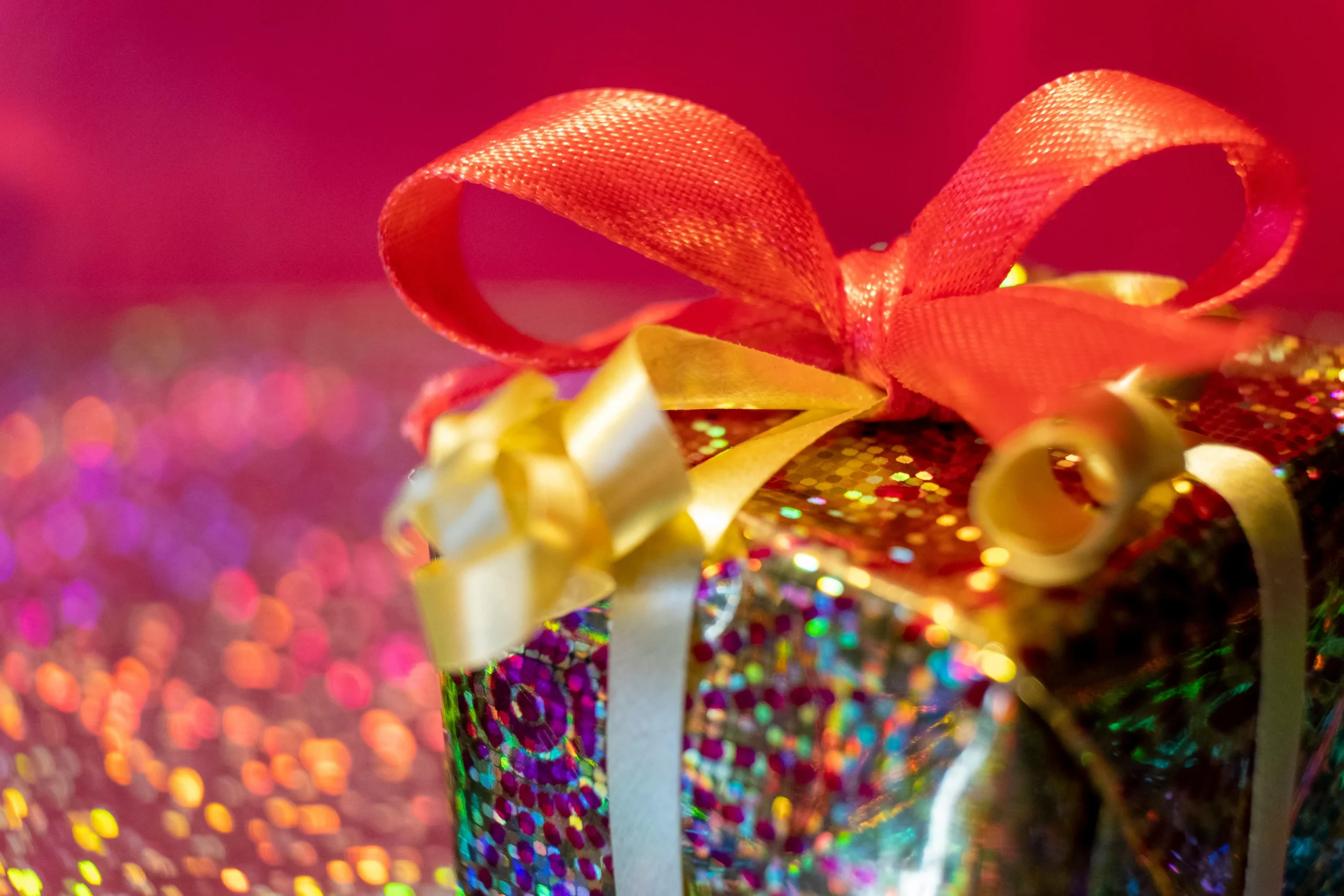 Evènement exceptionnel, cadeau scintillant avec noeud rouge et bolduc doré