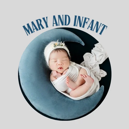 Bébé endormi dans une demie-lune enveloppé dans un lange